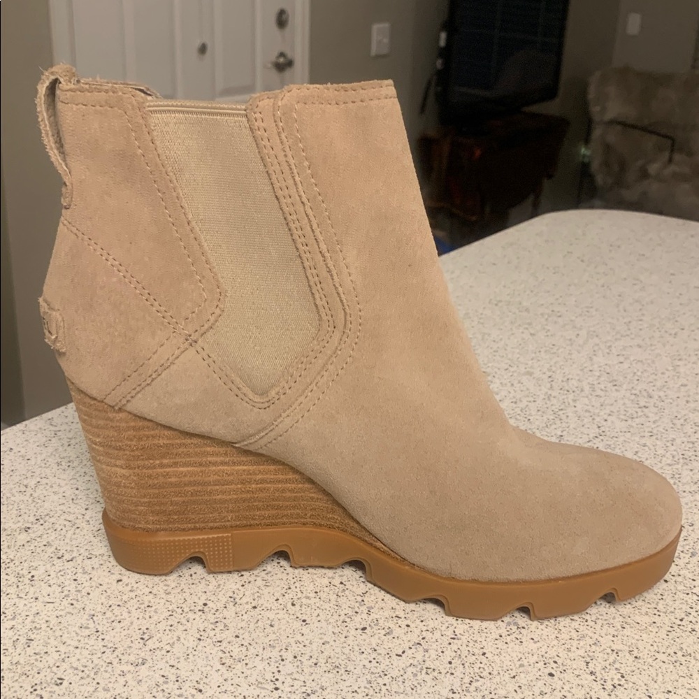 Sorel Women's Joan Uptown Chelsea Wedge Boots Light Taupe 9.5